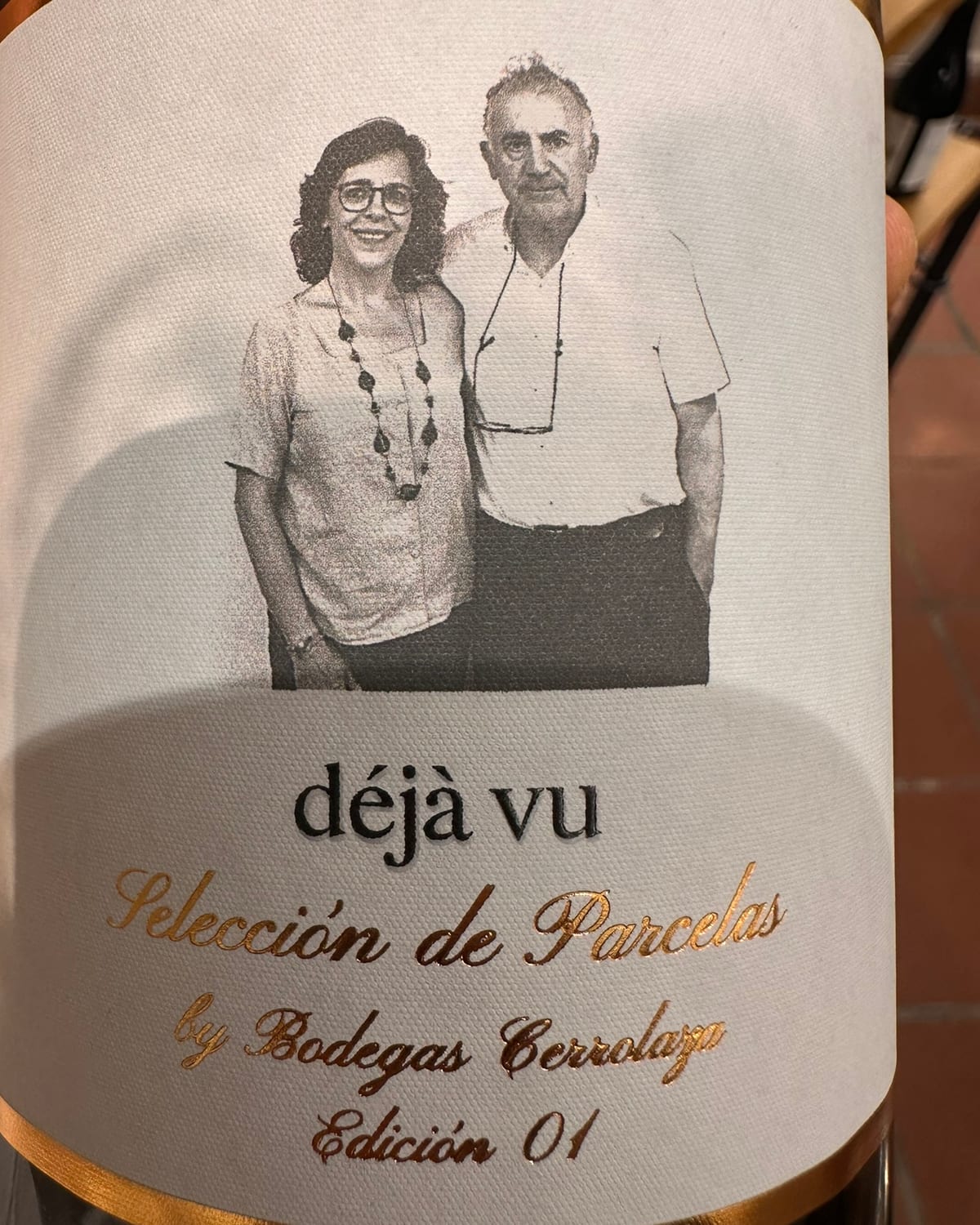 Etiqueta Déjà Vu impresa con la fotografía de una pareja