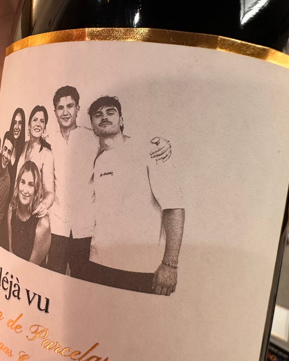 Etiqueta Déjà Vu impresa con la fotografía de un equipo