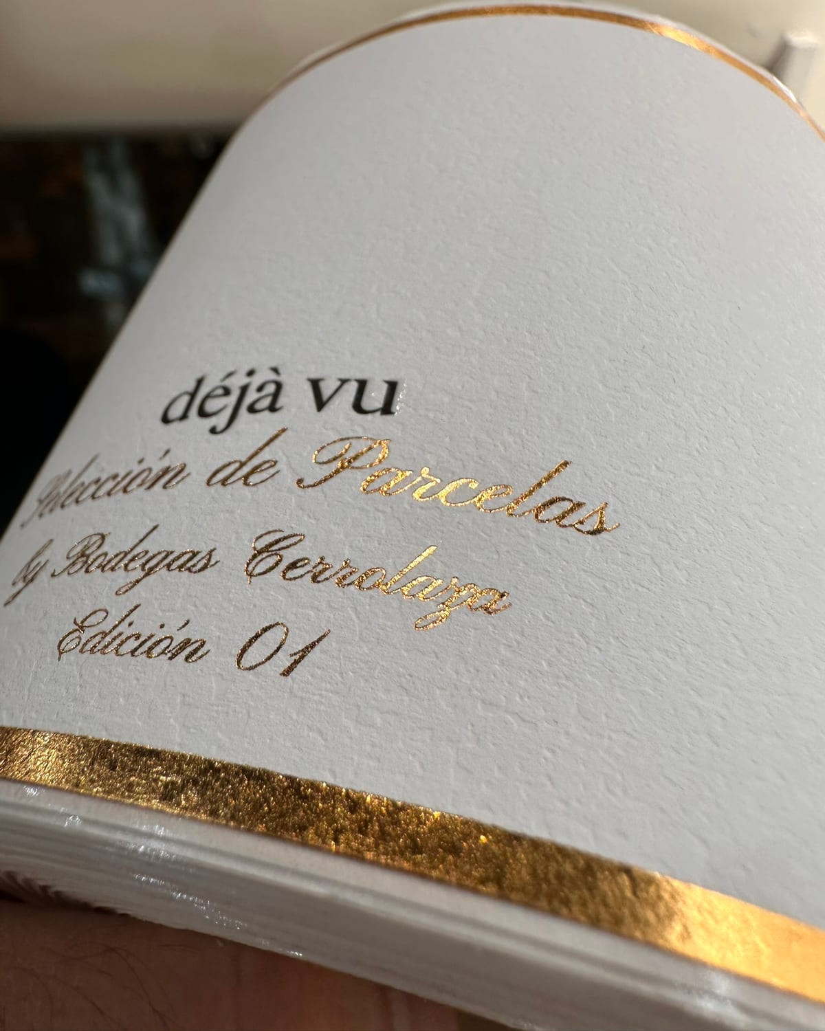 Detalle del papel de la etiqueta Déjà Vu y su relieve.